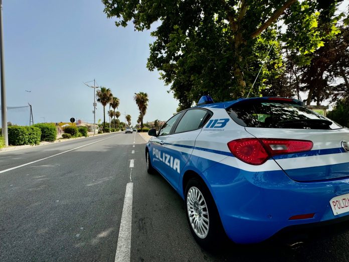 RUBA LA BORSA LASCIA IN UN’AUTO ALLA PLAYA, PREGIUDICATO INDIVIDUATO E ARRESTATO DALLA POLIZIA DI STATO