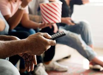 96798940_l_telecomando_tv_divano_123rf.jpeg