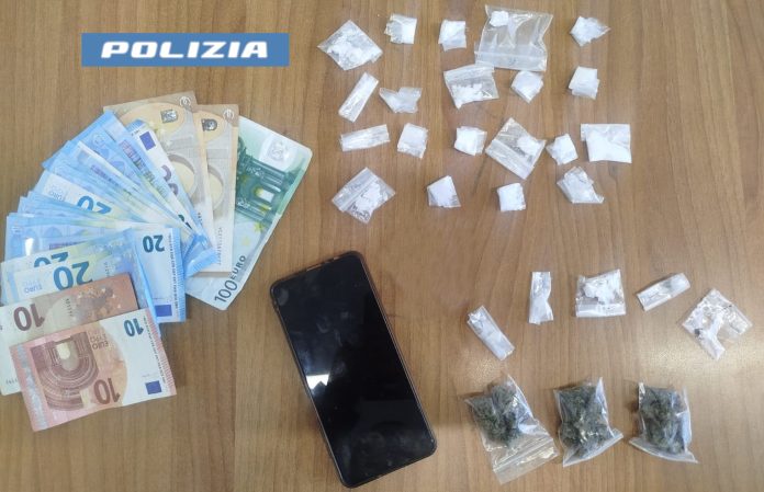 DOSI DI DROGA PRENOTATE IN CHAT E CONSEGNATE A DOMICILIO, PUSHER 58ENNE ARRESTATO DALLA POLIZIA DI STATO