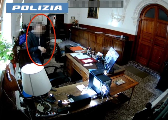 ROVISTA TRA GLI ZAINI DEI FEDELI E TENTA DI RUBARE IN CHIESA LA POLIZIA DI STATO ARRESTA IN FLAGRANZA LADRO SERIALE.