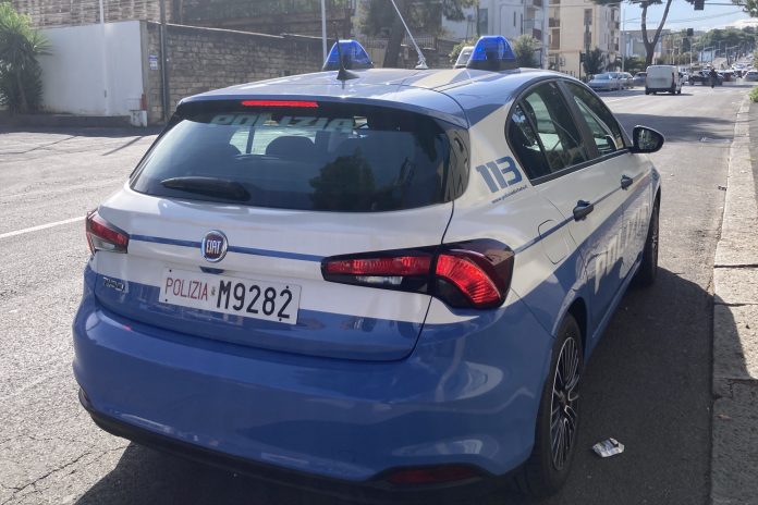 TENTANO DI ENTRARE IN UN APPARTAMENTO FORZANDO IL PORTONE DI INGRESSO. LADRI SERIALI ARRESTATI DALLA POLIZIA DI STATO