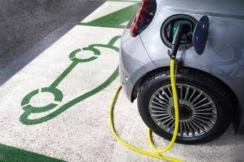 auto_elettriche_geom.jpeg